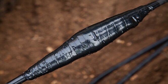 Una cinta eléctrica de vinilo recubriendo un empalme eléctrico.
