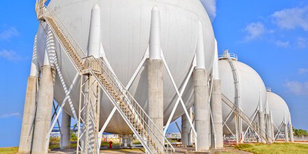 Contenedores de almacenamiento criogénico en un campo.
