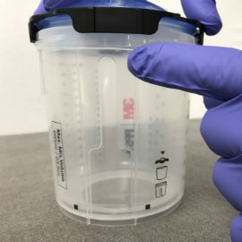 Copa de pintura 3M PPS sobre una mesa.