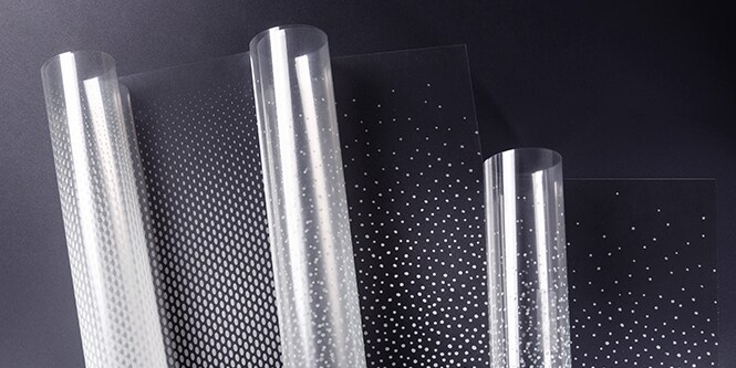 Se desenrollan tres rollos de acabado de vidrio 3M FASARA con patrones de gradación de puntos.
