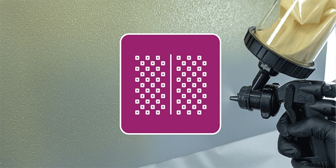 Un técnico de pintura pulveriza un panel texturizado con la pistola pulverizadora de alto rendimiento 3M 2 con un icono ilustrativo de textura
