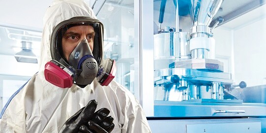Respirador 3M protege a un hombre de los vapores orgánicos
