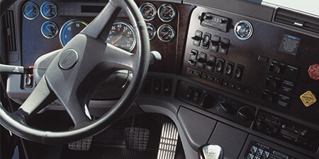 Tablero de instrumentos de un camión semirremolque con volante.
