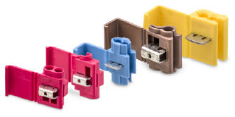 Conectores de cables 3M de distintos tamaños y colores (azul, rojo y naranja) alineados sobre una superficie blanca.
