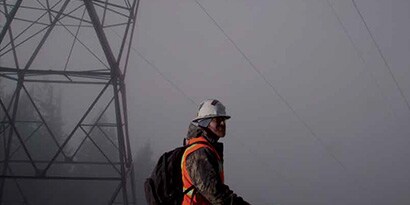 Imagen de la aplicación de Scotch de un electricista caminando en la niebla

