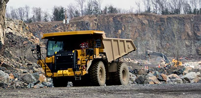 Un camión de minería en una área de minería.
