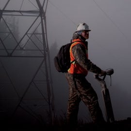 Hombre con localizador en niebla