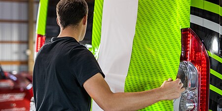 Instalador sosteniendo un panel de película IJ280.
