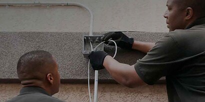 Imagen de la aplicación de Temflex de un electricista que trabaja en una caja de conexiones residencial
