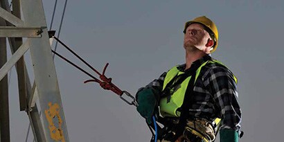 Imagen de la aplicación de Scotch de un hombre que trabaja en una torre eléctrica
