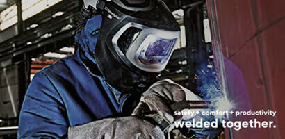 Un hombre está utilizando equipo de protección personal (EPP) 3M para soldadura.
