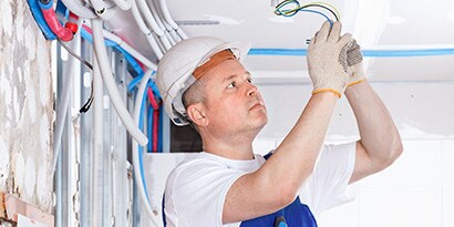 hombre trabajando en una lámpara
