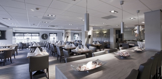 Un restaurante con mesas y sillas.
