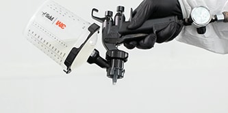 Técnico de pintura pulverizando vehículo
