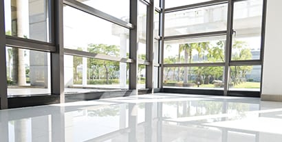 Ventanales de vidrio y piso brillante.
