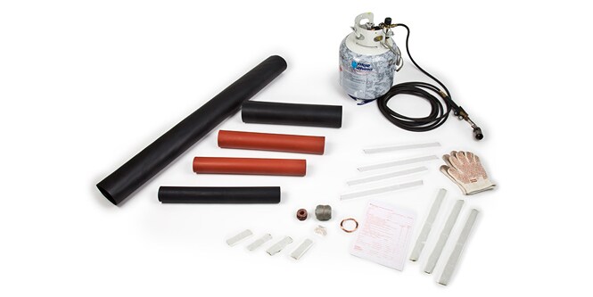 Kit de empalme de cable termorretráctil sobre fondo blanco con tubos negros y rojos, recipiente metálico con manguera, varillas transparentes, pequeños conectores y hojas de instrucciones.

